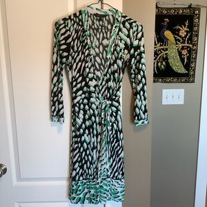 BCBG Max AZRIA xs wrap style with an extra interior tie to cinch waist